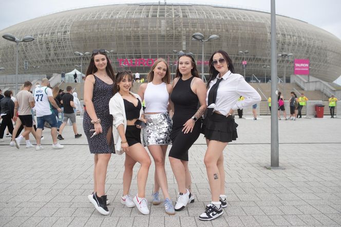 Fani przed koncertem Pitbulla