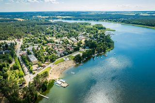 W tej wsi jezioro Czarne łączy się z Białym. Ich wody mieszają się z wodą jednego z największych sztucznych zalewów w Polsce