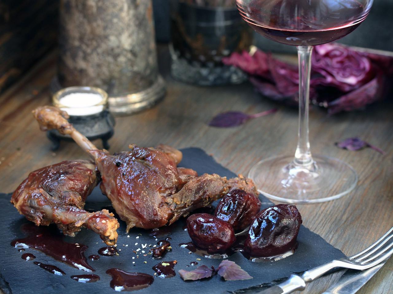 Kaczka ze śliwkami w czerwonym winie