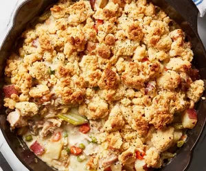 Kurczak z warzywami pod kruszonką. Patent na zapiekankę z efektem wow