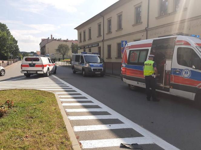 Wypadek w Nowym Sączu! Osobówka zderzyła się ze skuterem