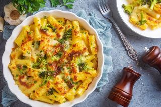 Wegetariański obiad robię z makaronu i brokuła. Zapiekanka z tych składników to mnóstwo smaku i aromatu