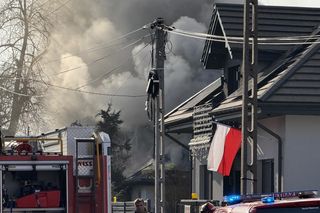 Potężny pożar domu parterowego w Warszawie. Gęsty dym widać było z kilku kilometrów