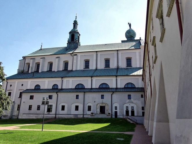 Północna elewacja bazyliki z przyległym gmachem dawnego klasztoru bożogrobców w Miechowie