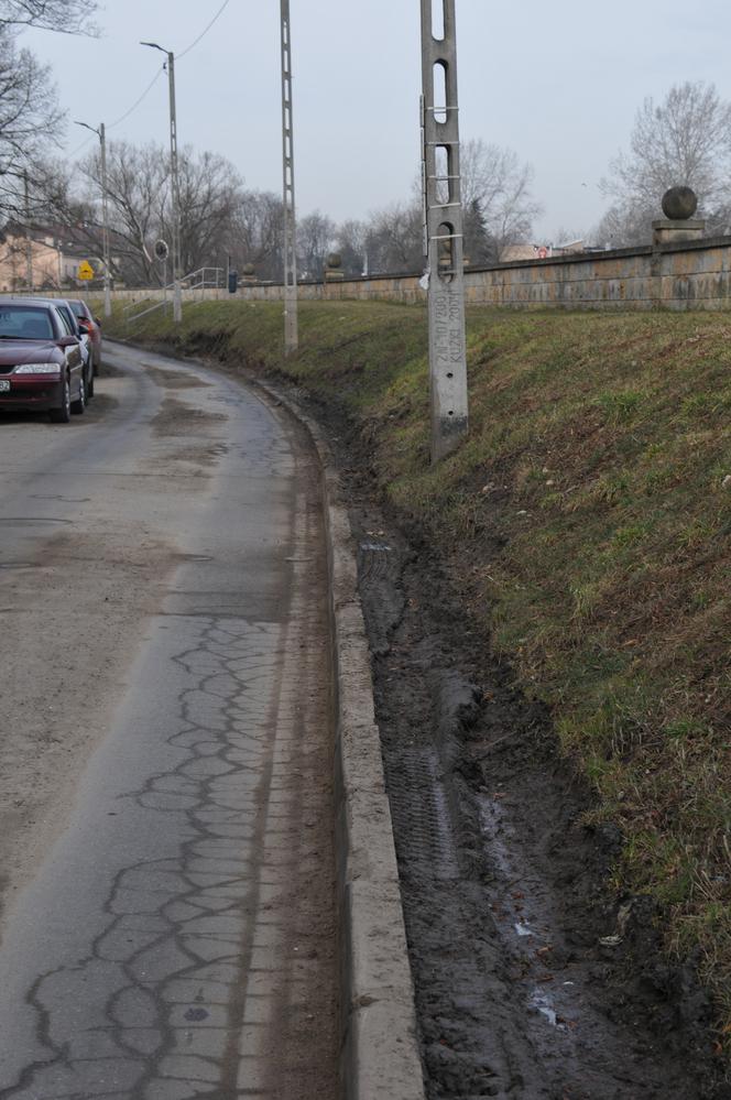 W rejonie ul. Emaus kierowcy rozjechali... wały przeciwpowodziowe [ZDJĘCIA, AUDIO]
