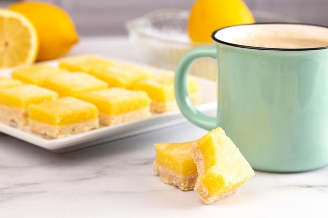 Proste w przygotowaniu i cudownie orzeźwiające. Cytrynowe kwadraciki na każdą okazję