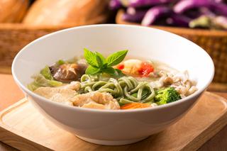 Chińska zupa z wieprzowiną i makaronem - smaczna i sycąca codzienna dawka energii