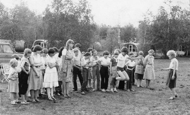 Grupa harcerzy podczas VIII Zlotu Nieprzetartego Szlaku w Mikorzynie w maju 1985 r. APK, Dziennikarska Spółdzielnia Pracy "Ziemia Kaliska" w Kaliszu