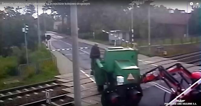 Groza na przejeździe kolejowym pod Pułtuskiem. Ciągnik wepchnął kombajn na tory! [ZDJĘCIA].