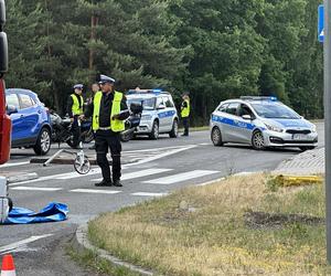 Babcia przechodziła z wnuczką przez ulicę. Kobieta zginęła pod kołami auta