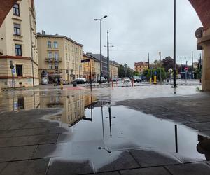 Niż genueński nad Polską. Kraków skąpany w deszczu