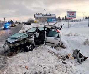 Wypadek pod Kętrzynem. Osobówka zderzyła się z ciężarówką. Jedna osoba ranna [ZDJĘCIA]