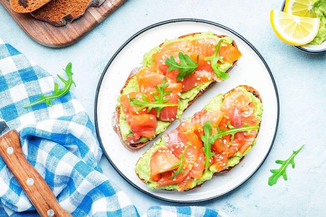 kanapka z łososiem i guacamole