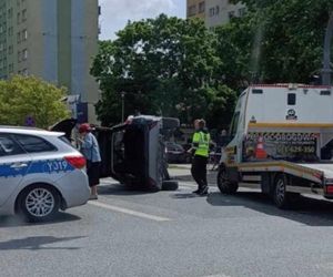 Kolizja na Sokołowskiej w Siedlcach. Jedno auto przewróciło się na bok