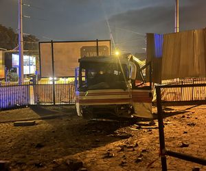 Autokar wjechał w targowisko.