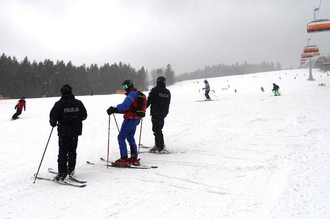 Policjanci na nartach dbają o bezpieczeństwo turystów