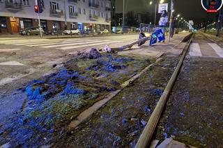 Nocna demolka przy placu Szembeka. Audi skosiło barierki i sygnalizator