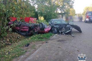 Kolejny śmiertelny wypadek na Mazowszu. Jedna osoba nie żyje, dwie ciężko ranne. Z aut została miazga