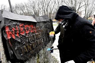 Dewastacja pomnika Jana Pawła II w Szczecinie