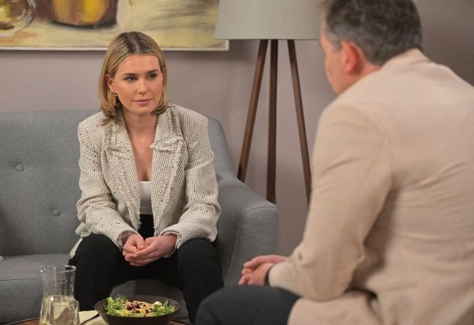"Pierwsza miłość": Wenerski rozwija znajomość z Elizą, matką Angeliki. Ich spotkanie przerywa mąż Elizy...