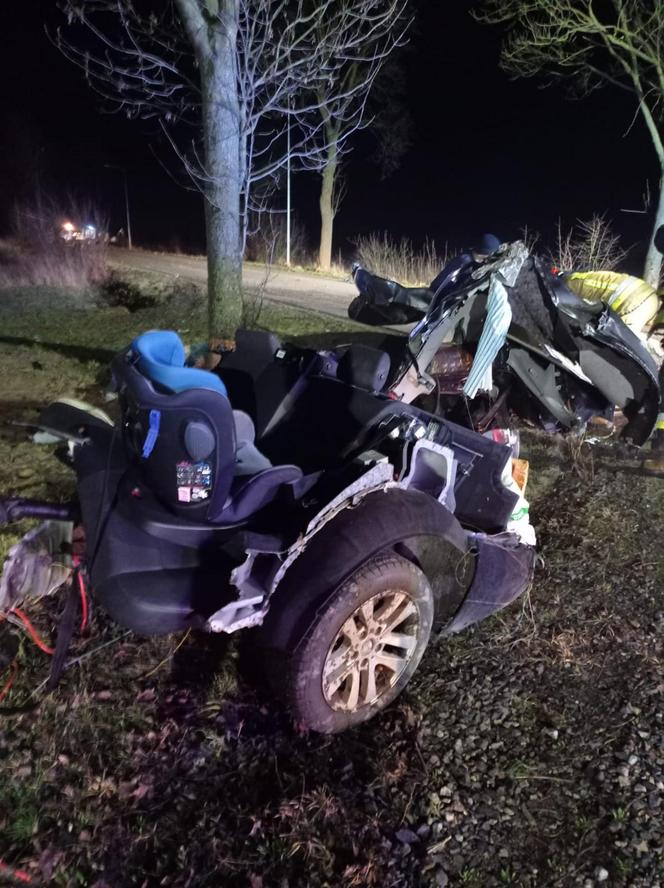 BMW rozpadło się na pół pod Pabianicami. Kierowcy nic się nie stało