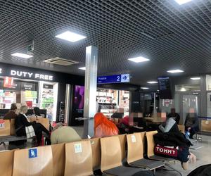 Pasażerowie z Rzeszowa prawie dobę czekają na lotnisku.