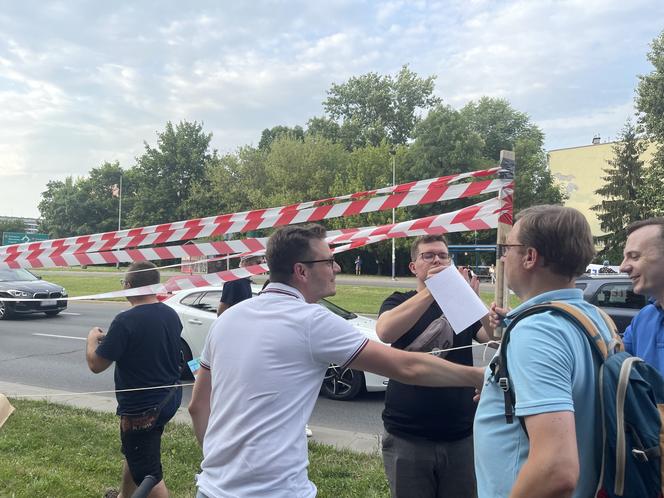 Protest mieszkańców przeciwko wycince drzew pod budowę linii tramwajowej do Mistrzejowic.