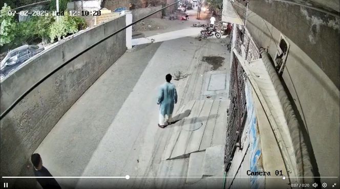 Lew rzucił się na dzieci i kobietę pośrodku ulicy! Oto, co stało się potem