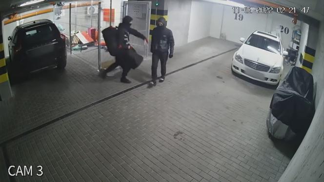 SZOK! Złodzieje urządzili sobie tańce podczas plądrowania garażu! Wszystko się nagrało