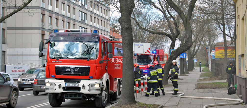 Pożar na ul. Wrocławskiej w Krakowie. Strażnicy miejscy wskoczyli w ogień ratować dwie osoby [GALERIA ZDJĘĆ]