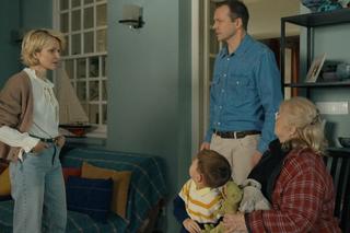 	Barwy szczęścia odc. 2984. Bruno (Lesław Żurek), Bożena (Marieta Żukowska), Tadzio (Józio Trojanowski), Amelia (Stanisława Celińska)