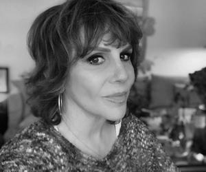 Rebecca Jones nie żyje. Gwiazda seriali Kto zabił Sarę? i Dom kwiatów miała 65 lat