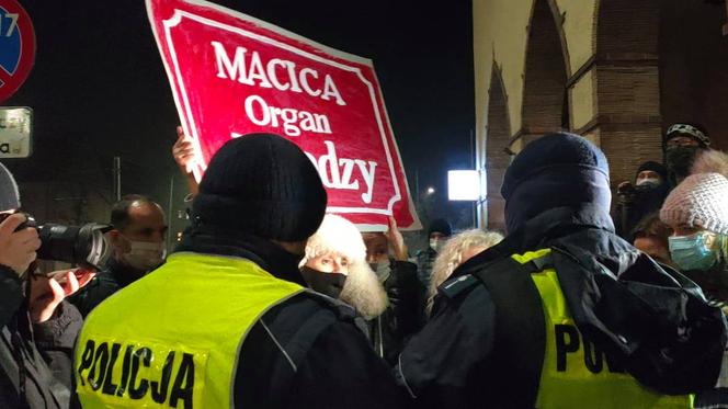 Strajk Kobiet w Szczecinie. Protestująca spisana przez policję pod siedzibą PIS