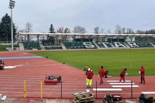 Ostatnie dni remontu stadionu w Starachowicach. Na bieżni pojwiły się tory