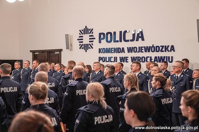 Nowi funkcjonariusze we Wrocławiu. Ponad połowa to policjantki! [ZDJĘCIA]