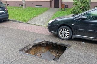 Brzeszcze. Ziemia zapadła się w samym środku osiedla. Olbrzymia dziura w jezdni