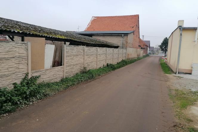Stopą muru nie przebijesz. 19-latek z Kościana skopał ogrodzenie