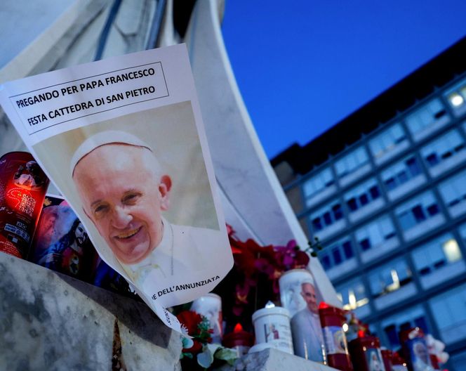 Papież Franciszek w stanie krytycznym