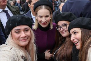 Marta Nawrocka w Paryżu spotkała się z Polakami przed katedrą Notre Dame