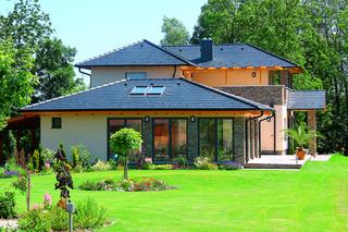 Szary dach o skomplikowanym kształcie