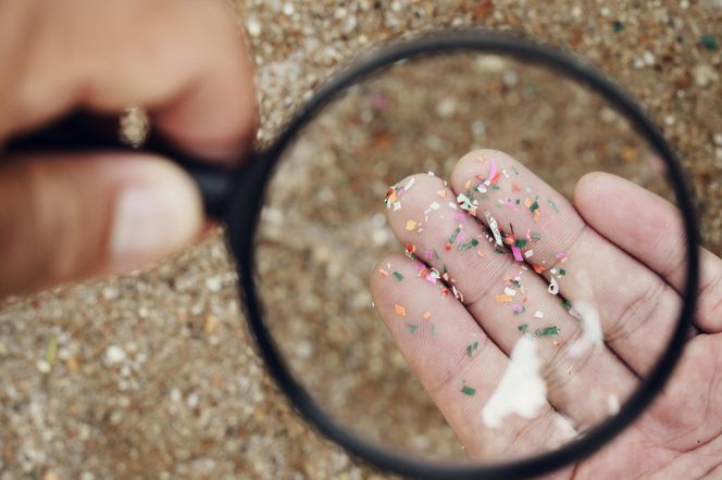 Czy mikroplastik może osłabiać działanie antybiotyków? Niektóre grupy ludzi są szczególnie narażone  