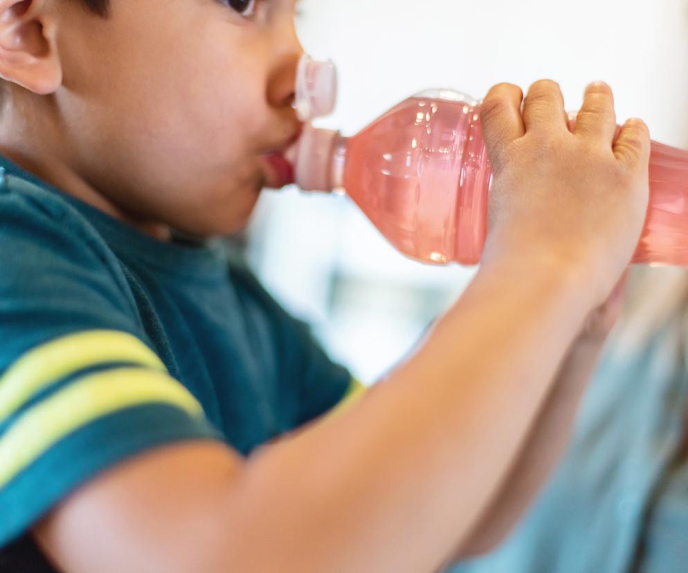 Zbliżenie na dziecko, które pije napój 