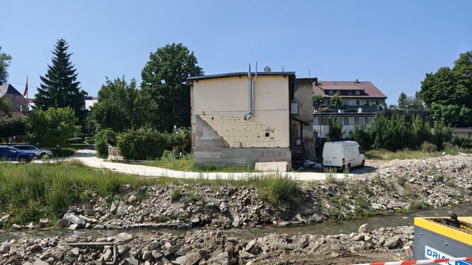 Stronie Śląskie niemal rok po powodzi. Jak wygląda dziś miejsce, gdzie pękła tama? 