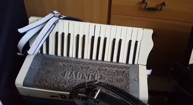 Sprzedał akordeony, żeby zarobić na leczenie