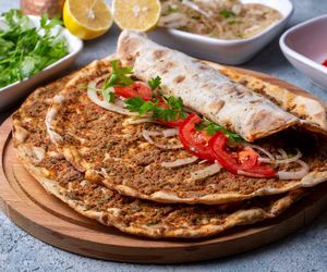 Turecka pizza lahmacun – przepis, który przeniesie cię na ulice Stambułu