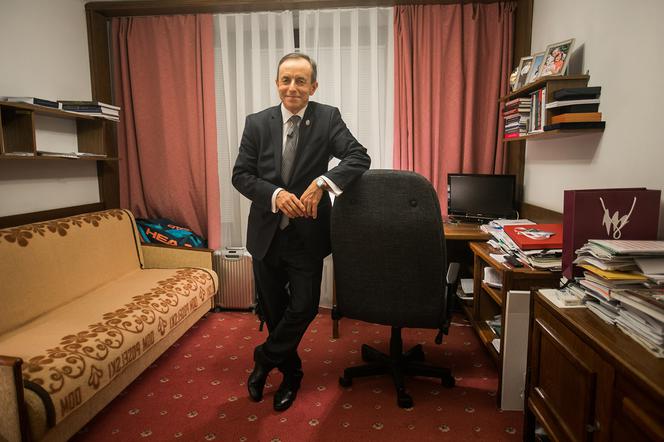 Marszałek senatu Tomasz Grodzki w swoim pokoju w hotelu sejmowym
