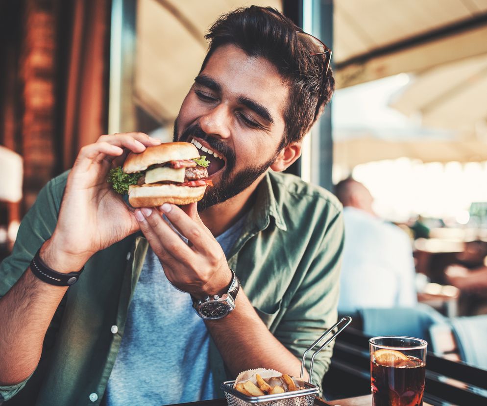zbliżenie na mężczyznę jedzącego hamburgera