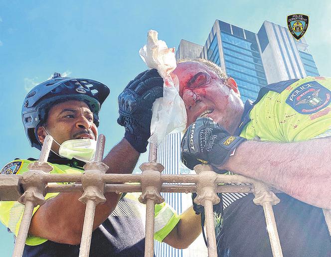 Bezbronna policja ucieka z NYC