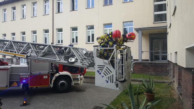 Gliwice: Strażacy na zwyżkach odwiedzili małych pacjentów oddziału pediatrii [WIDEO, ZDJĘCIA]