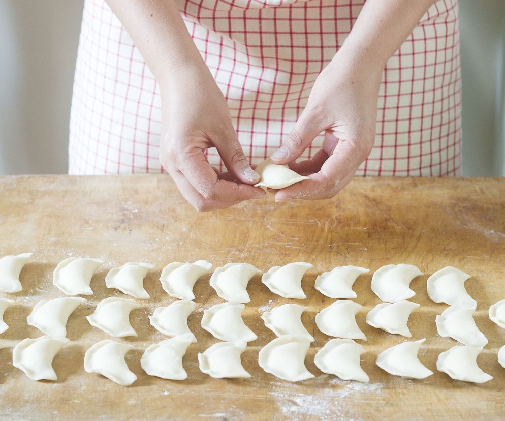 Jak najszybciej lepić pierogi? Jak ułatwić sobie robienie pierogów? [WIDEO]